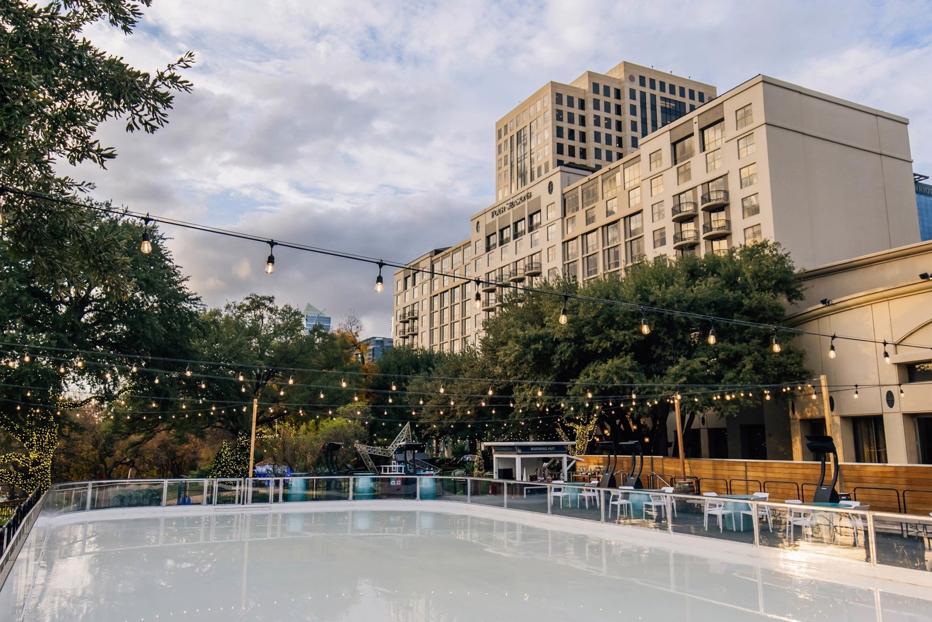 Ice Rodeo: Lakeside Ice Skating